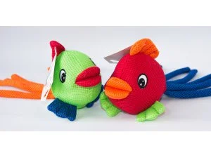 HRAČKY SALAČ Rybka s ocáskem - červená pískací 32 cm