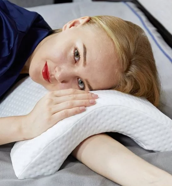 Ergonomický polštář s prostorem pro ruku