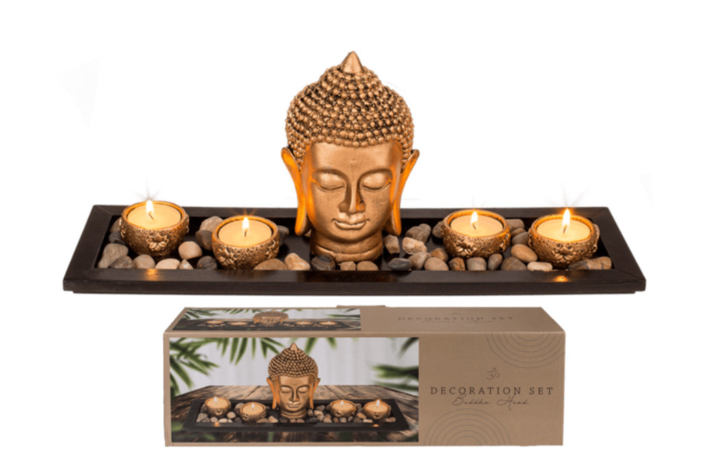 Fotografie Černý dřevěný tác s Buddhovou hlavou, svíčkovými držáky a dekorativními kameny