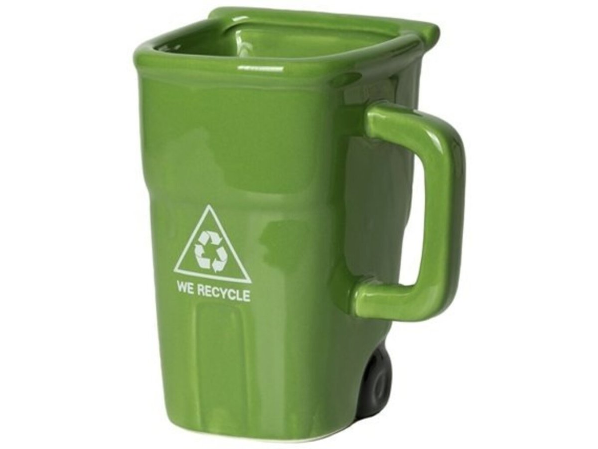 Fotografie Zelený hrnek - koš pro milovníky recyklace