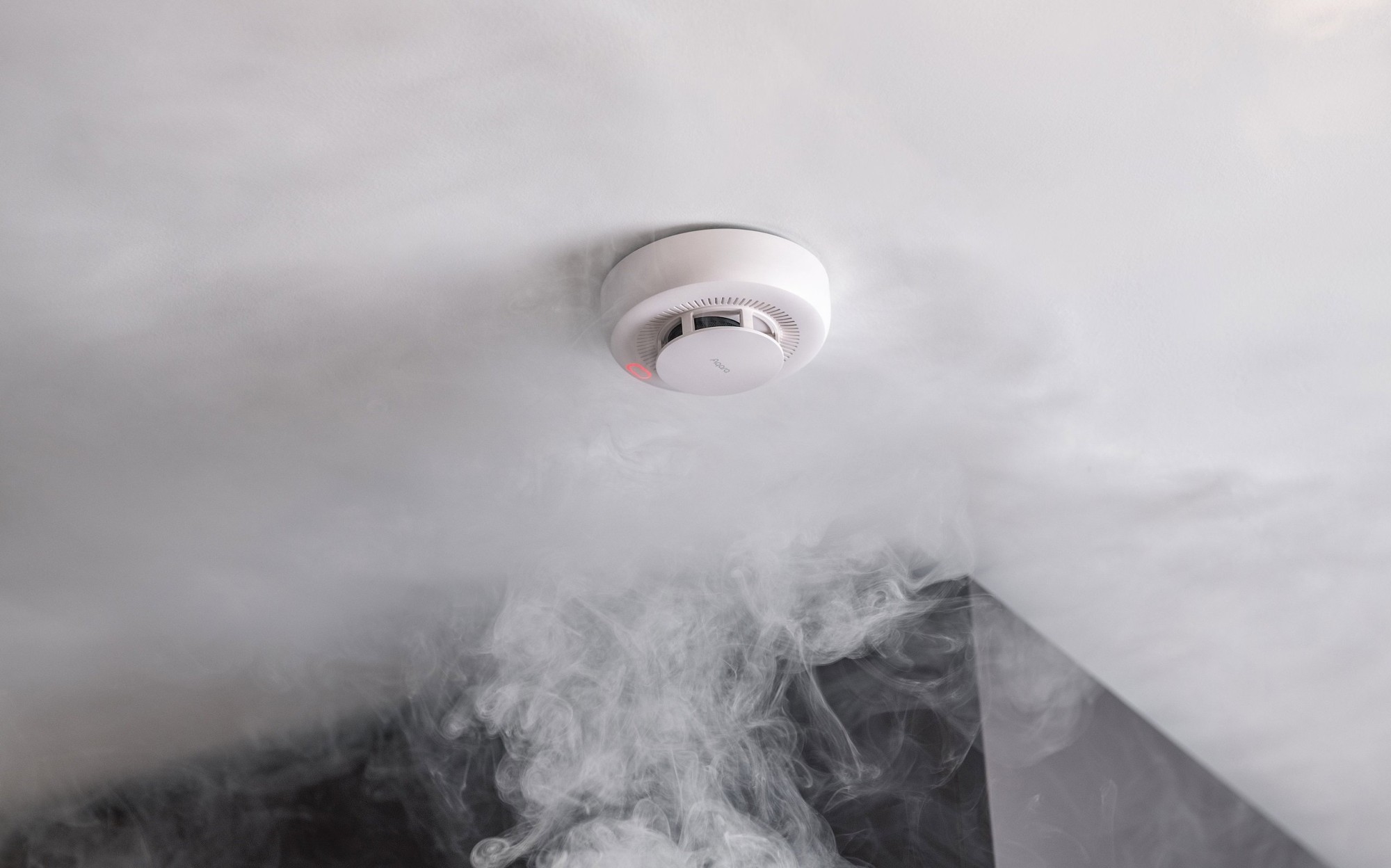Senzory dveří a oken, pohybová čidla a sirény – základ zabezpečení smart home