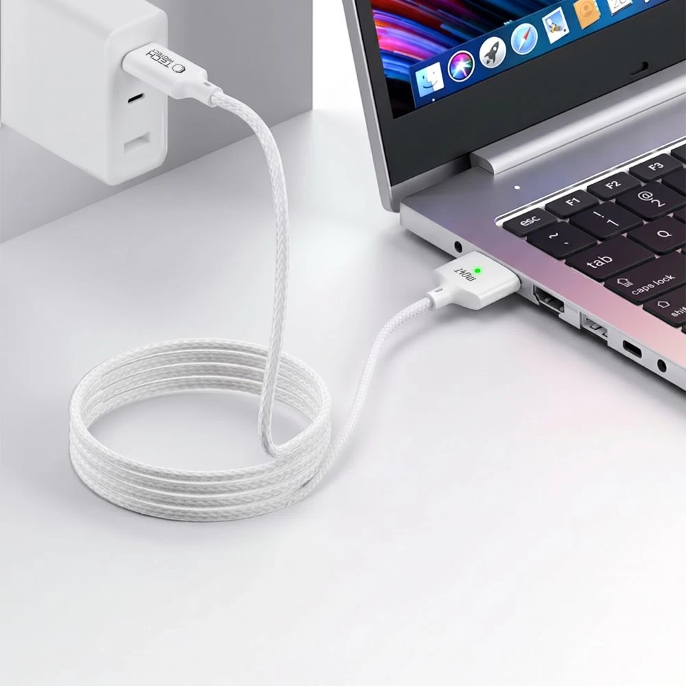 Nabíjení MacBooku pomocí MagSafe kabelu.