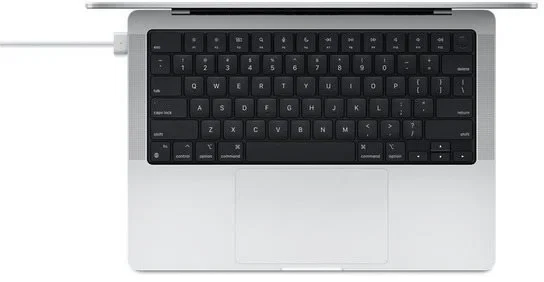 MacBook s připojeným MagSafe kabelem.
