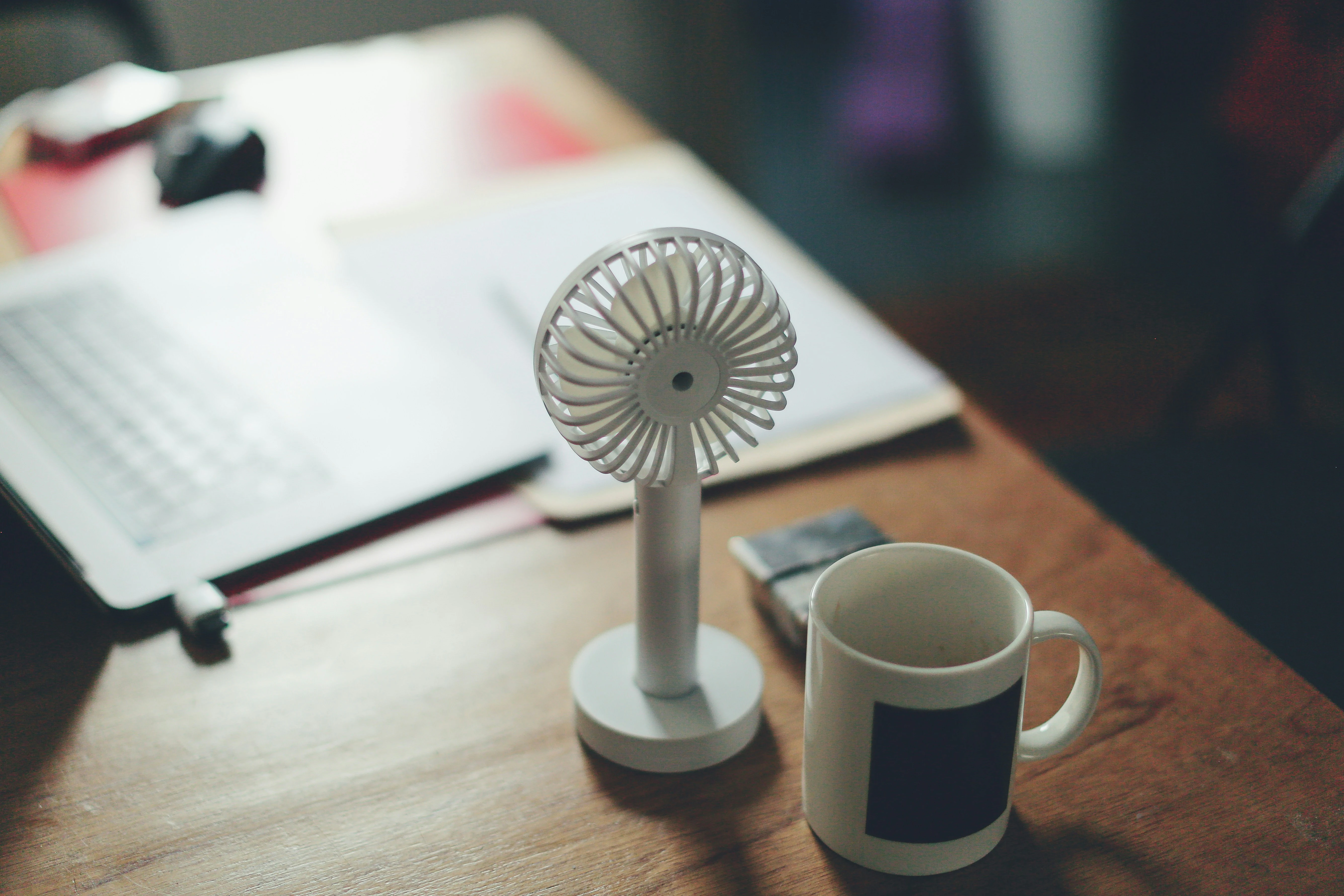 Ruční, stolní a nositelné přenosné ventilátory
