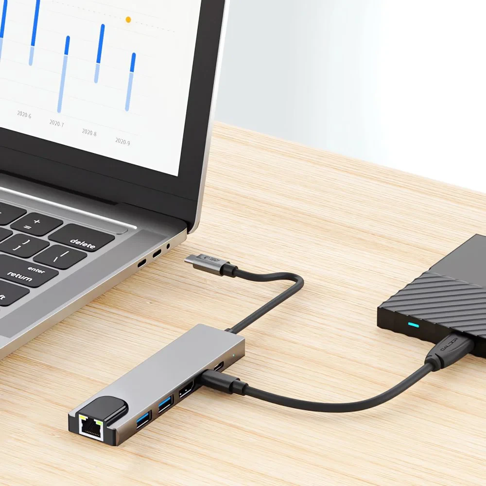 USB-C multiport adaptér při práci s notebookem
