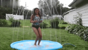 Dětská hrací podložka s bazénkem a vodotryskem